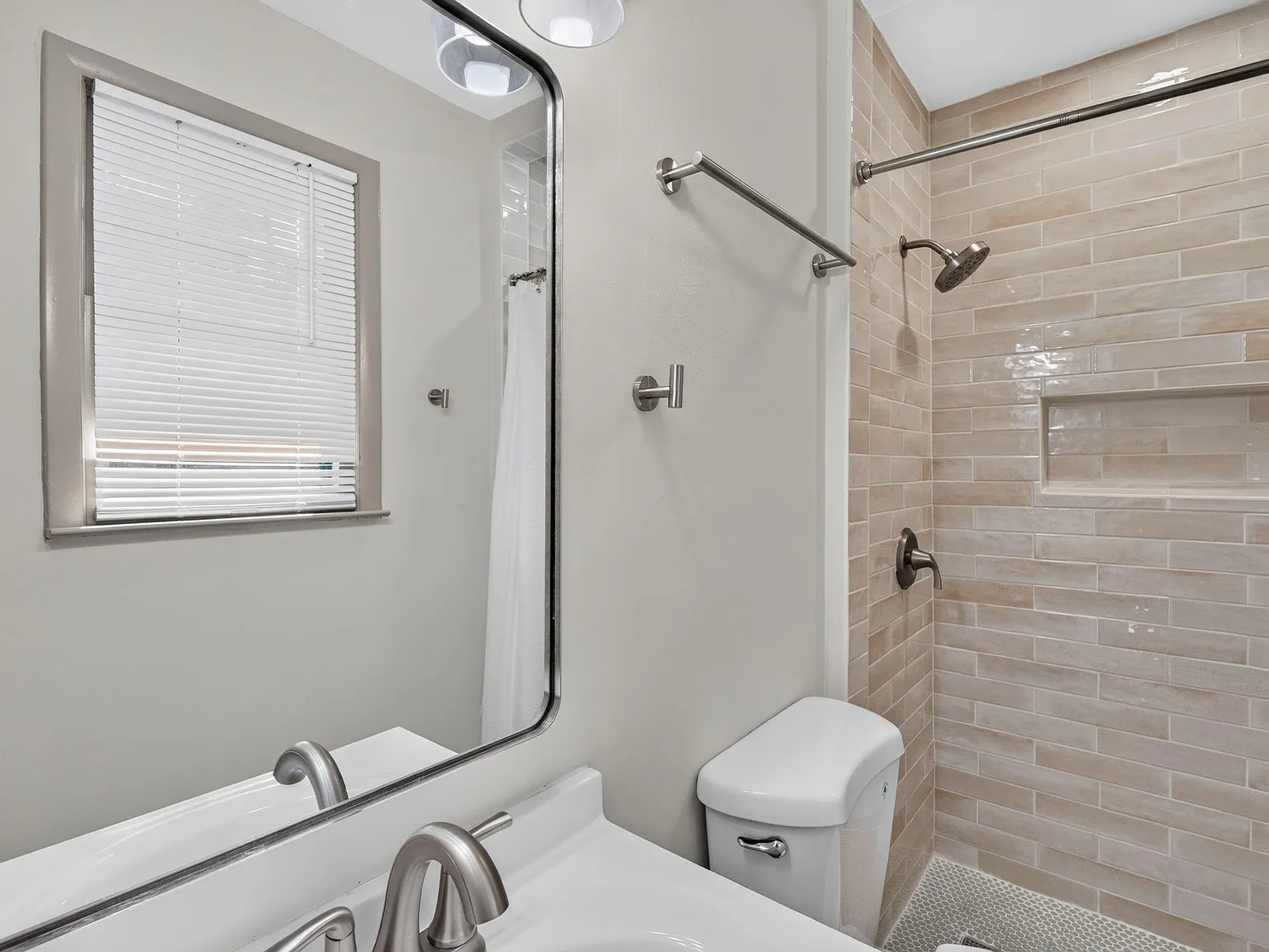 4 bed, 2.5 bath, 1672 sqft, $862 — Photo 3