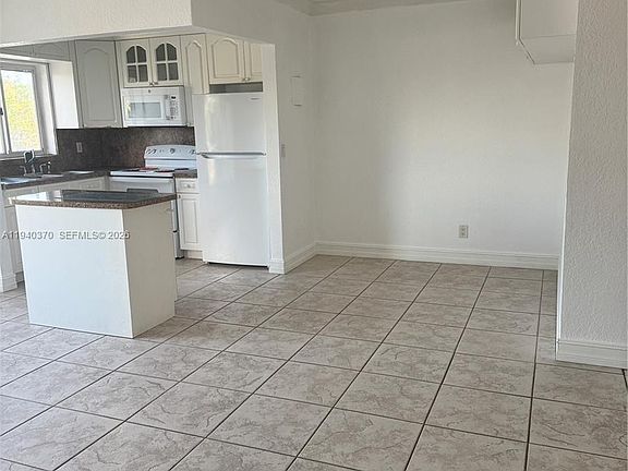 5th image of 7910 Taft St APT 309