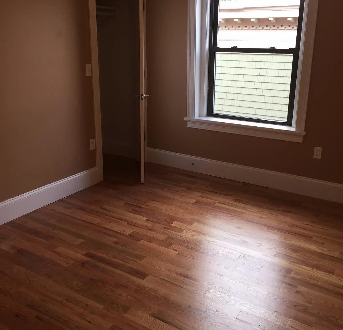 4 bed, 1200 sqft, $5,200 — Photo 1