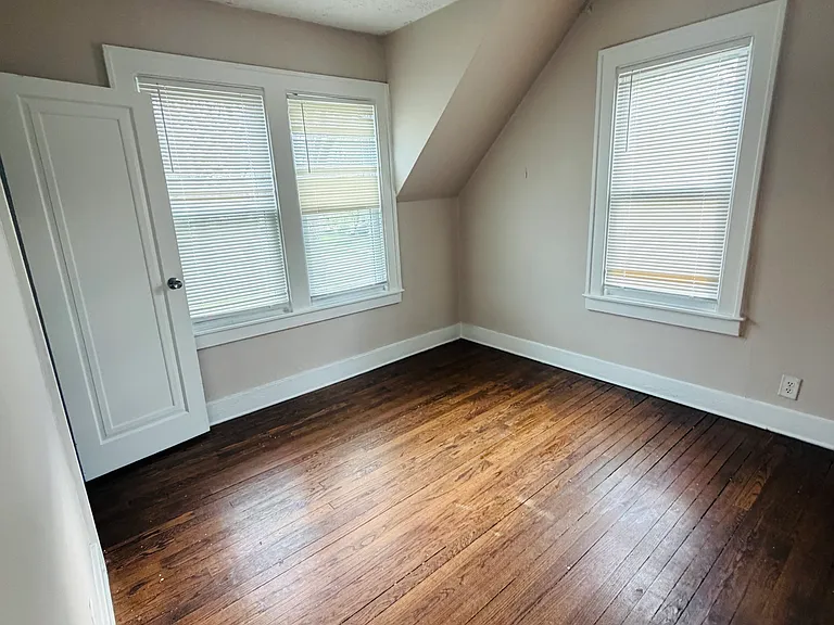 1007 Premont Ave — Photo 6