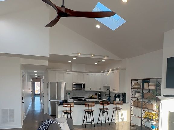 3rd image of 2457 N Lincoln Ave APT 4