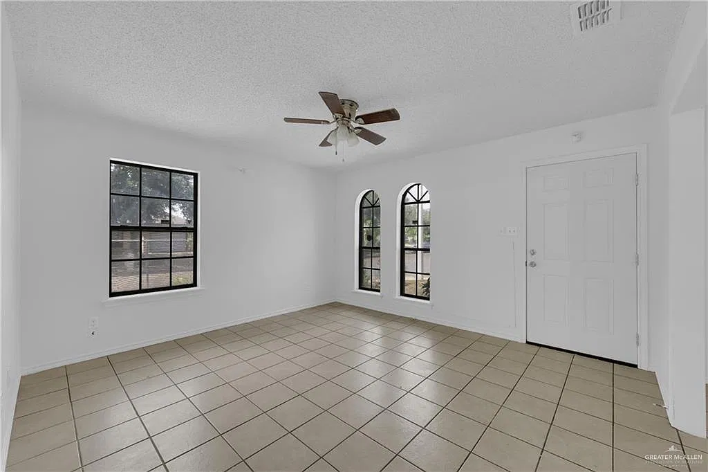 3 bed, 2.0 bath, 1118 sqft, $1,700 — Photo 4