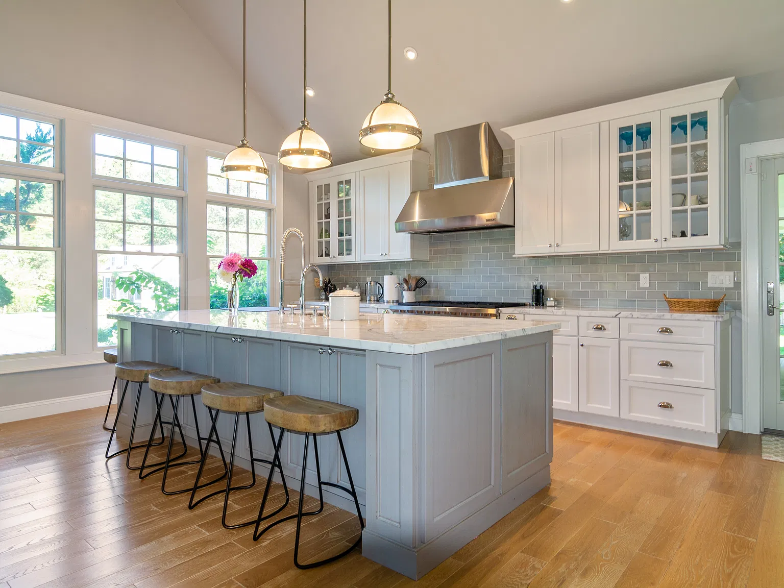 Newly renovated and furnished South of the Highway Gem — Photo 3