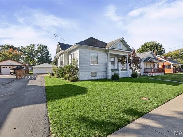 202 W Prairie St, Staunton, IL 62088