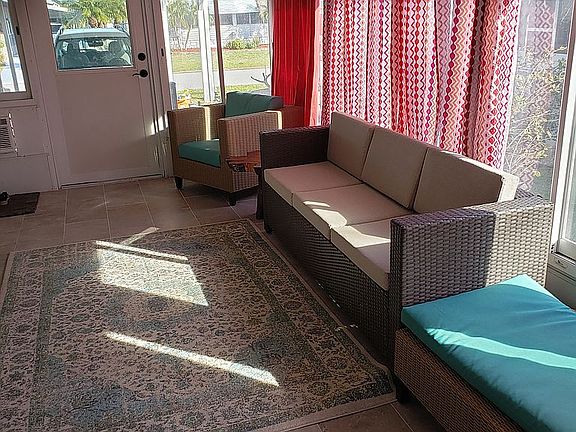 4th image of 731 Oleander Cir
