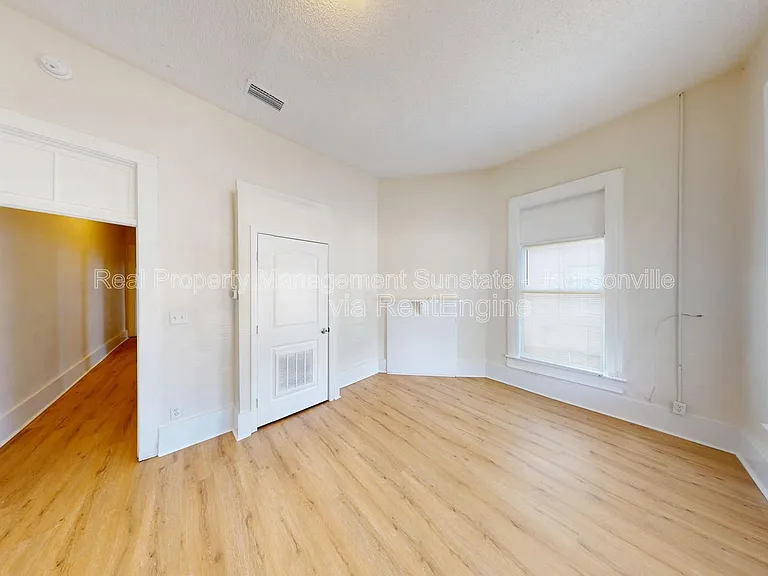 2324 Moncrief Rd — Photo 2
