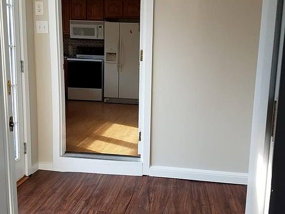5th image of 1357 Lonsdale Ave