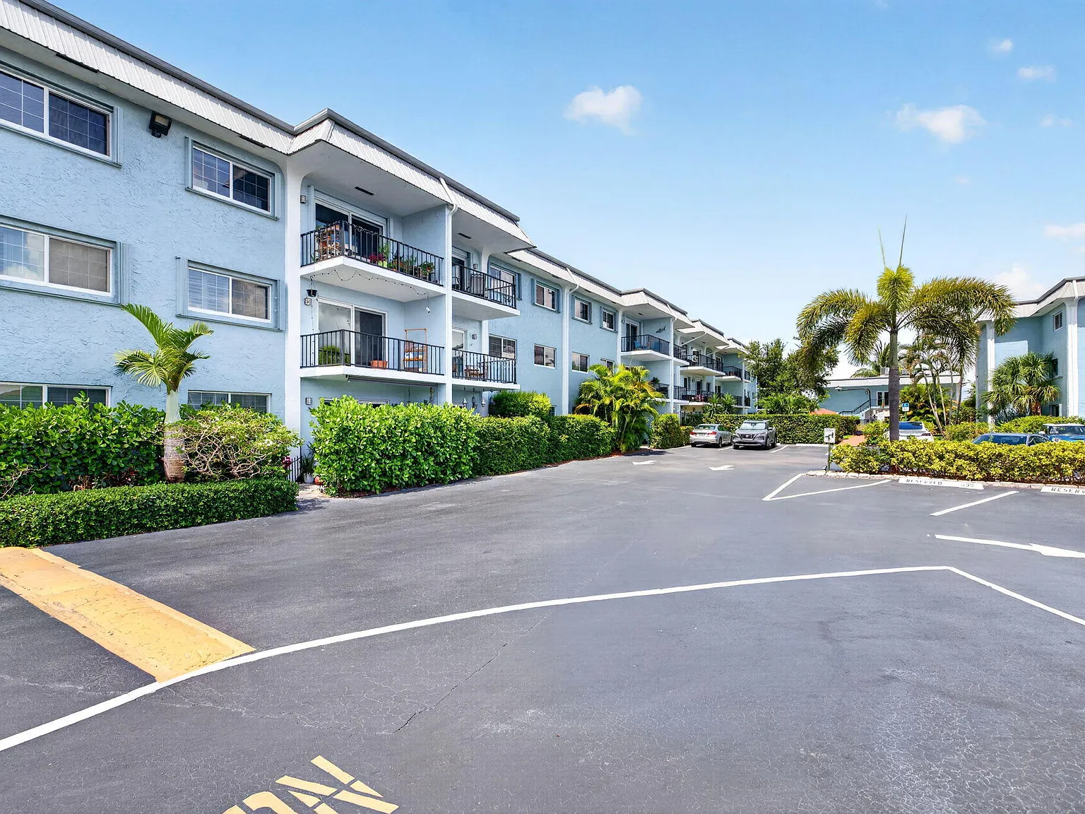 2 bed, 2.0 bath, 1000 sqft, $2,400 — Photo 1