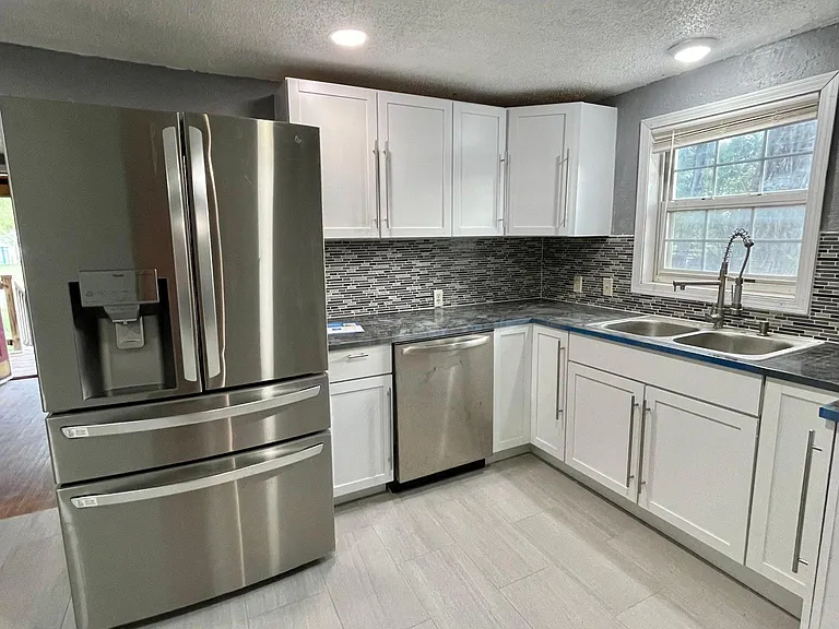 322 E Avenue D — Photo 7