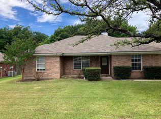 208 S Sendero Dr, Decatur, TX 76234