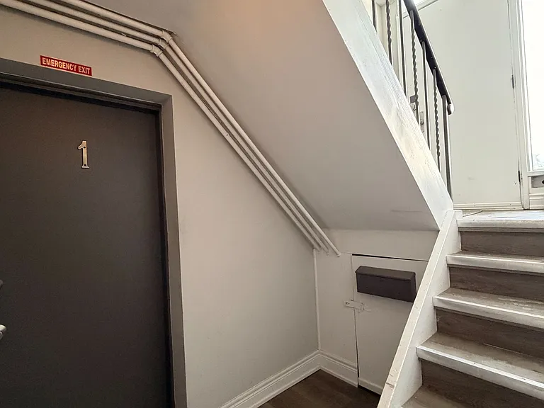 451 Leslie St — Photo 13