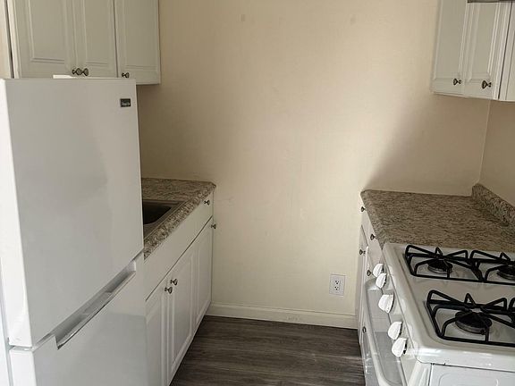 4th image of 637 S Cloverdale Ave #1
