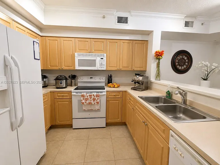 6861 SW 44th St #205 — Photo 5