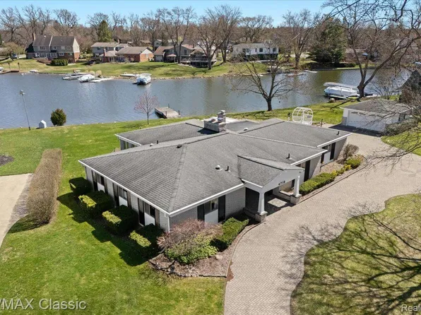 4718 Surfwood Dr, Commerce Township, MI 48382