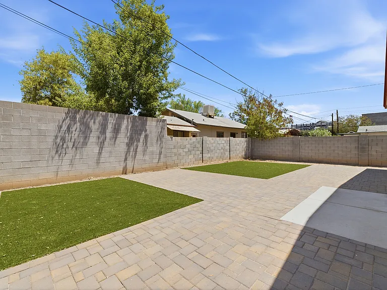 512 W Brown St — Photo 42