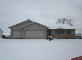 W6460 Rocky Mountain Dr, Greenville, WI 54942