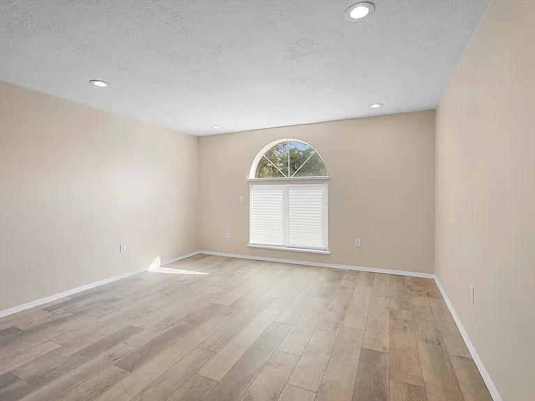 915 Kinley Ave NW — Photo 6