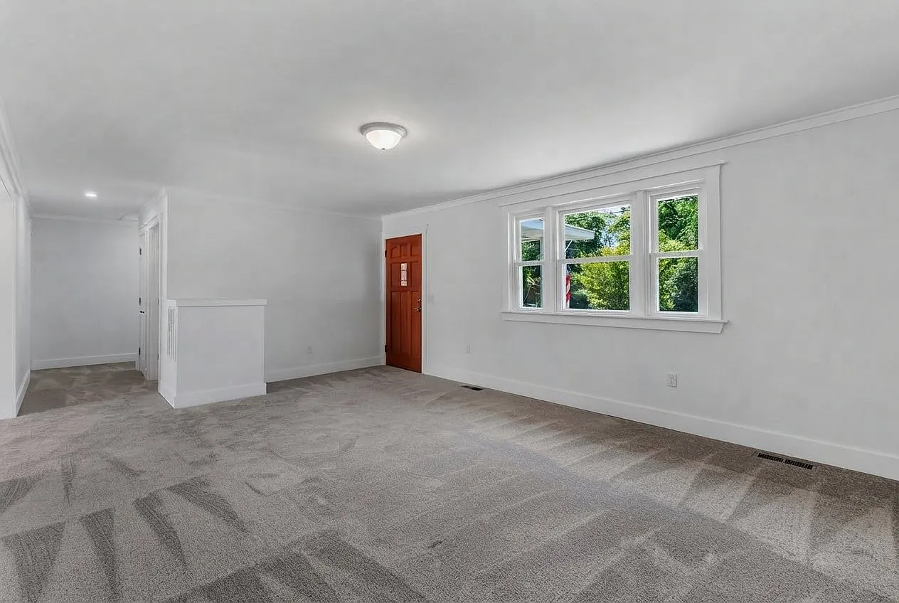Convenient to downtown Southport — Photo 2