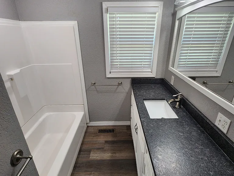1008 E 6th St — Photo 13