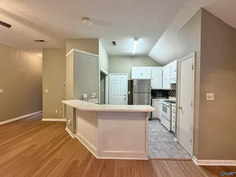 105 Sugarwood Ct — Photo 6