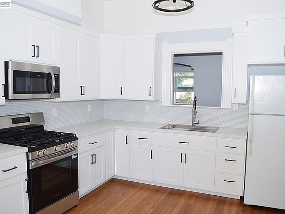 4th image of 1524 Encinal Ave