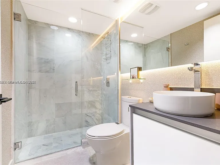 9821 E Bay Harbor Dr #503 — Photo 17