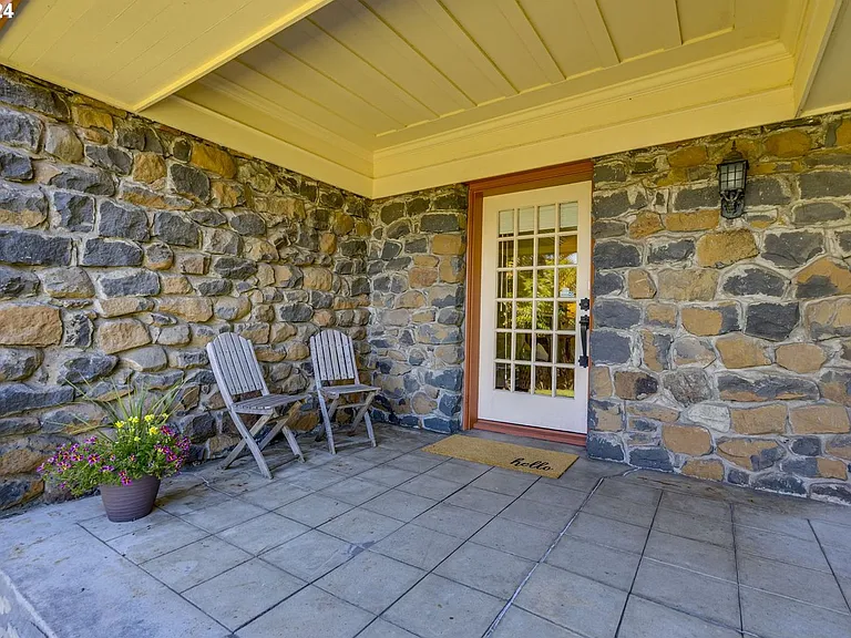 2430 SE Park Ave — Photo 6