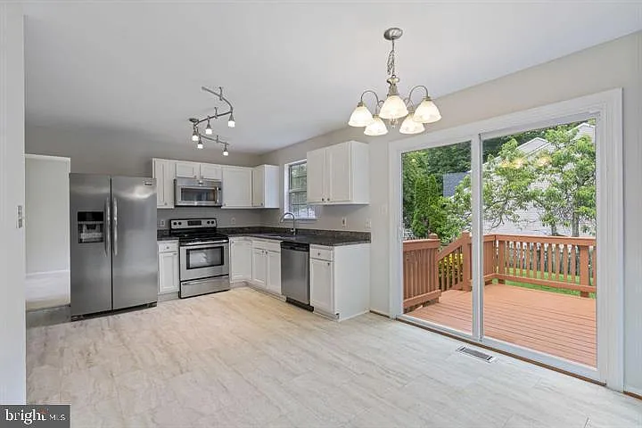 4 bed, 4.0 bath, 2600 sqft, $3,300 — Photo 4