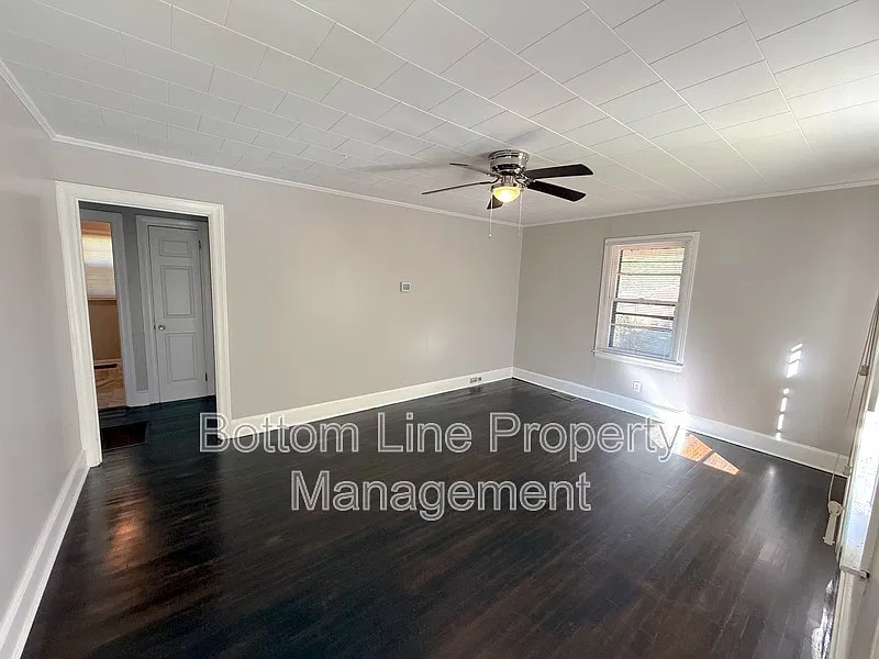 3 bed, 1.0 bath, 900 sqft, $1,400 — Photo 3