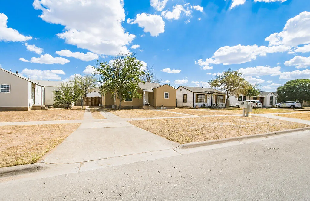 2 bed, 1.0 bath, 991 sqft, $1,650 — Photo 2