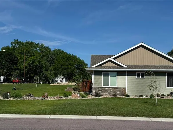 211 3rd Ave SW, Wells, MN 56097