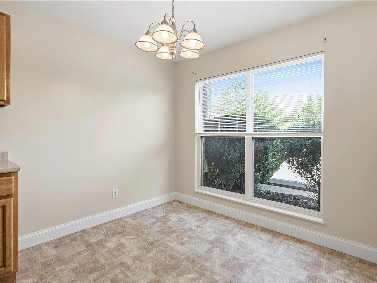 City of Maryville 37801 - Beautifully Updated 2-Bedroom, 2.5-Bath Townhome. — Photo 4
