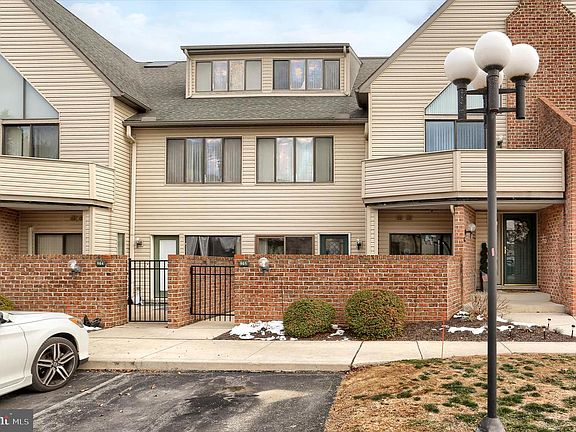 2nd image of 905 Cherrington Dr