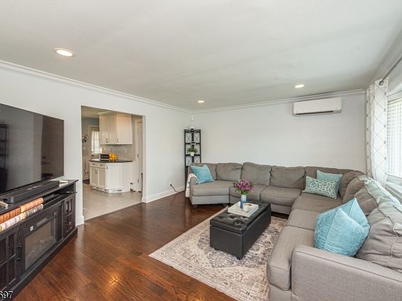 4th image of 18 Sweetwood Dr