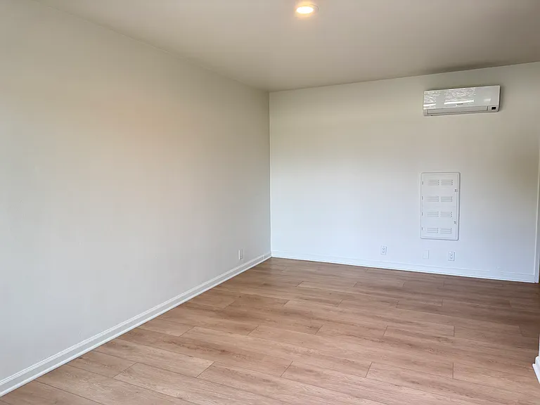 251 N Oakland Ave #D — Photo 3