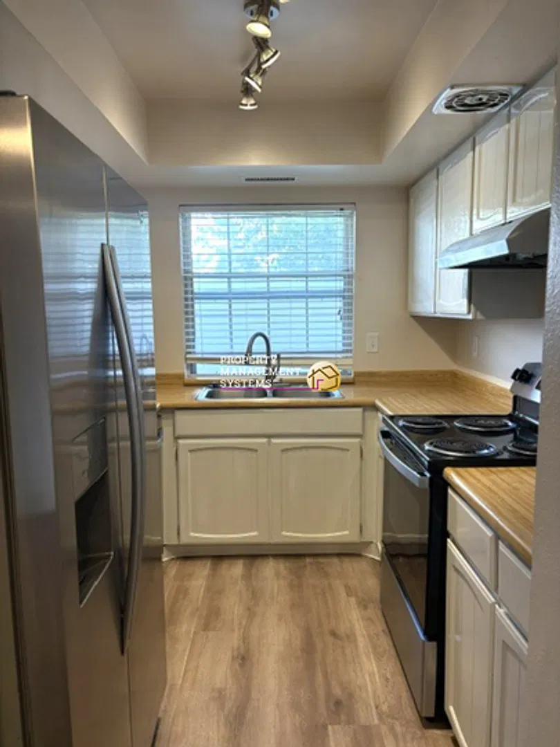3 Bedroom Townhome in Millcreek — Photo 2