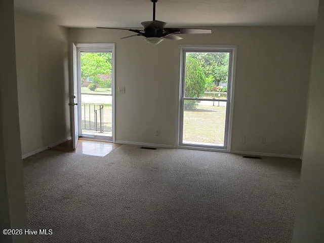 306 Greenview Dr — Photo 2