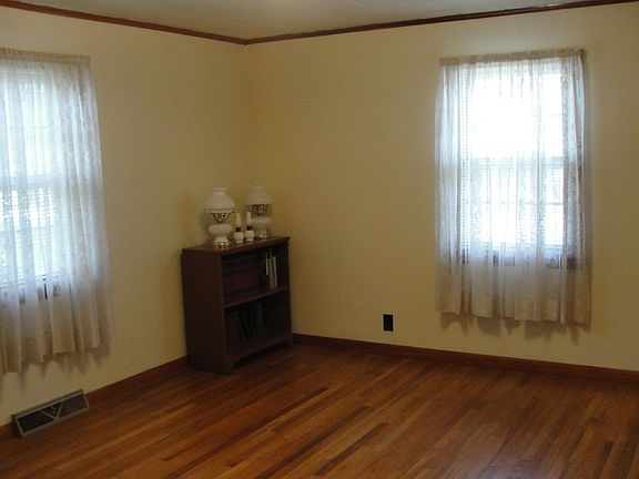 5th image of 818 E North St