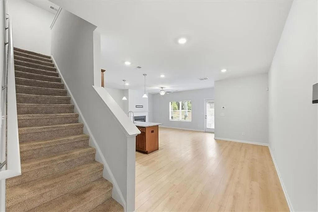 3 bed, 2.5 bath, 1760 sqft, $2,400 — Photo 4