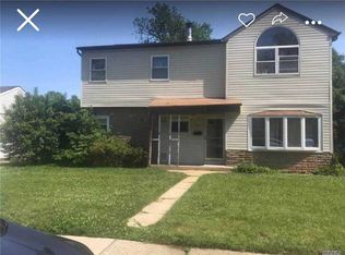 16 Ronek Dr, Amityville, NY 11701