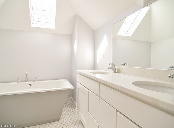 4th image of 2131 W Touhy Ave