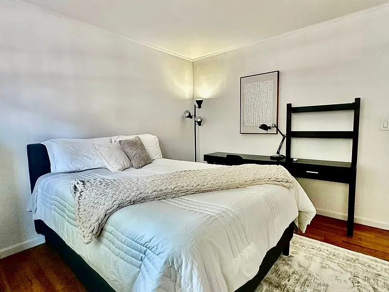 2423 Cambreleng Ave — Photo 12