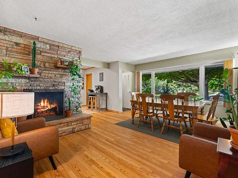 1160 Alfred St — Photo 4