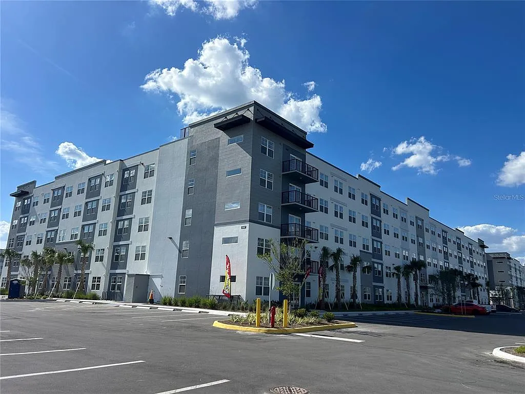 2 bed, 2.0 bath, 168 sqft, $1,800 — Photo 2
