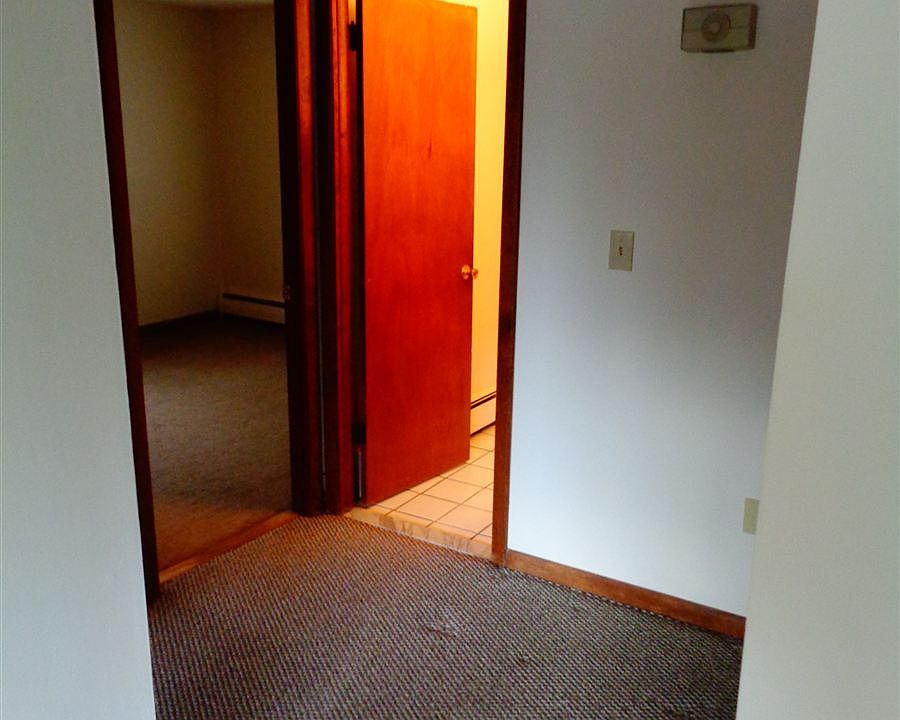 Hallway between bedrooms and bathroom