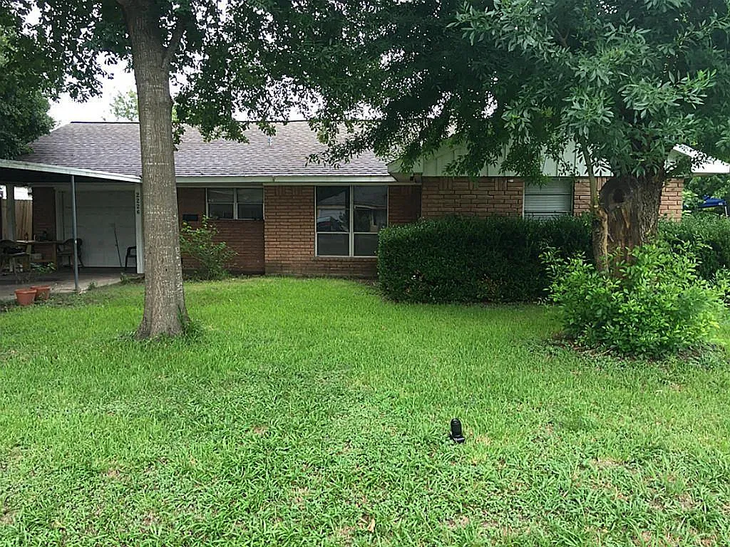 3 bed, 1.5 bath, 1076 sqft, $1,595 — Photo 1