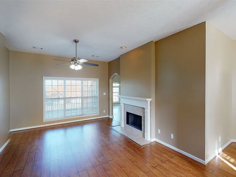 615 Castlebrook Dr — Photo 5