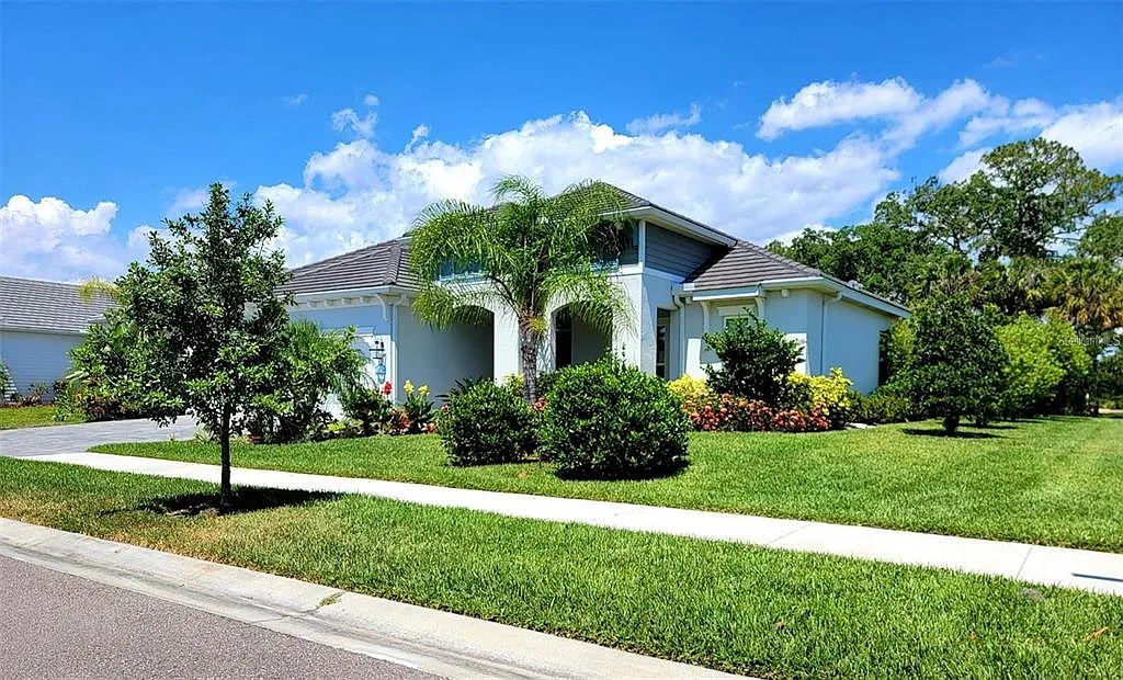 5 bed, 4.0 bath, 3712 sqft, $5,900 — Photo 2