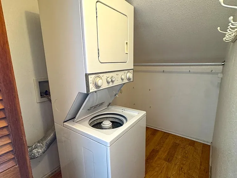 215 W Bell St — Photo 10