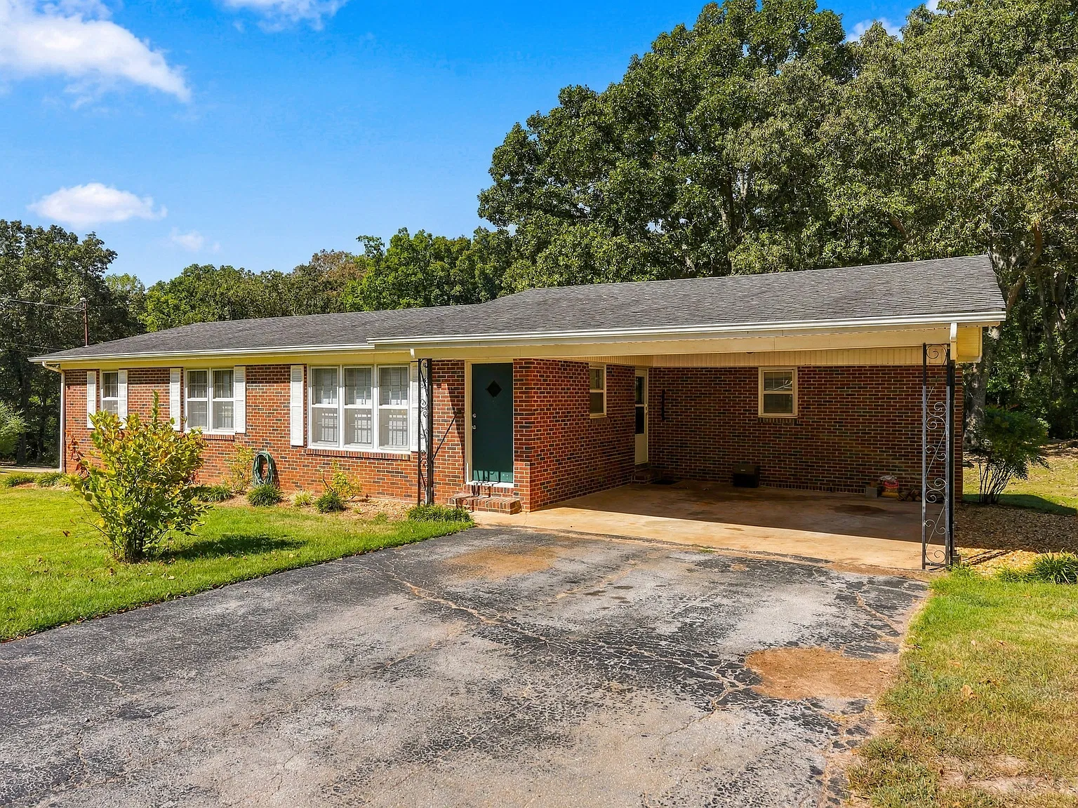 3 bed, 1.5 bath, 1400 sqft, $1,300 — Photo 2